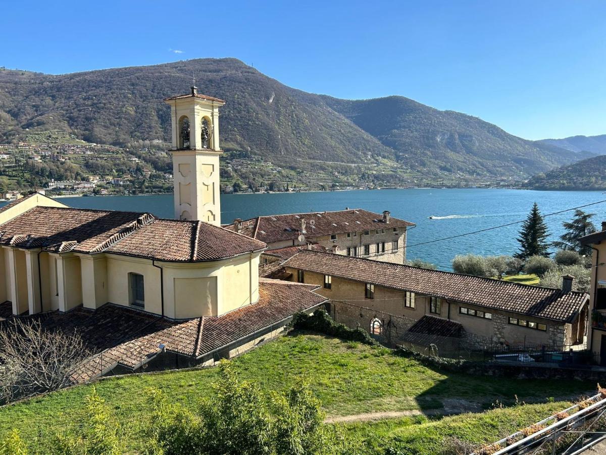 Sebino Holiday Home Monte Isola Bagian luar foto